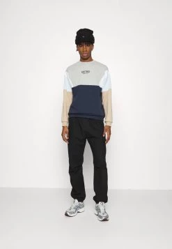 Kaotiko CREW WESTPORT - Sweatshirt - Grey/white - Herren -Kaotiko || Fire And Glory Populaire Magasin 2e65509c4d6b49409e2c334e3c0fcaeb