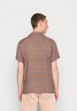 Kaotiko CAMISA KARNAK UNISEX - Hemd - Teja -Kaotiko || Fire And Glory Populaire Magasin cf64ae0e381a4fb1a368382a8b9bceee