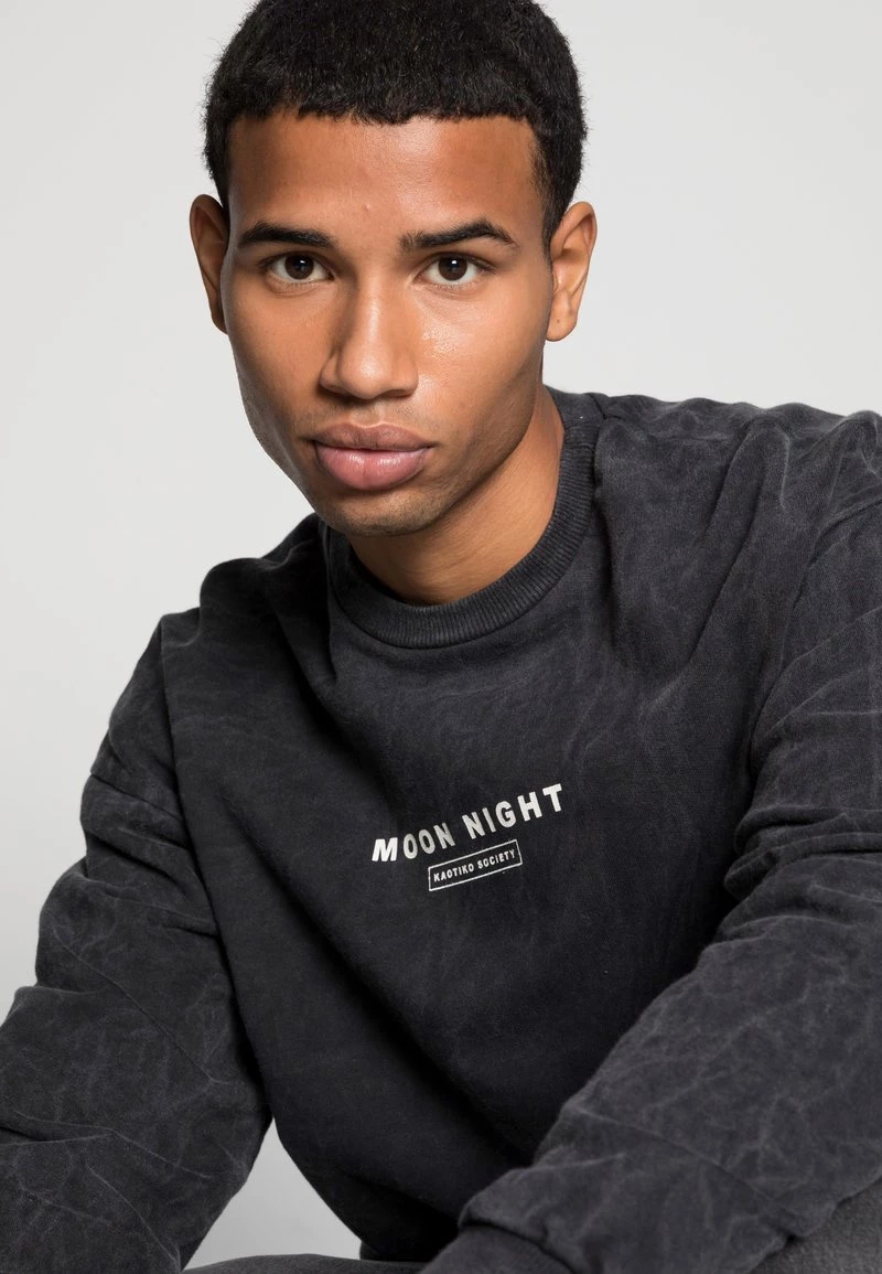 Kaotiko - Herren CREW MOON NIGTH - Sweatshirt - Black 7 Kaotiko - Herren CREW MOON NIGTH - Sweatshirt - Black – Bild 5