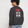 Kaotiko CREW JAPAN LIPS UNISEX - Sweatshirt - Black Wash -Kaotiko || Fire And Glory Populaire Magasin df630cd58b0044b1b4d8d865addabfc2