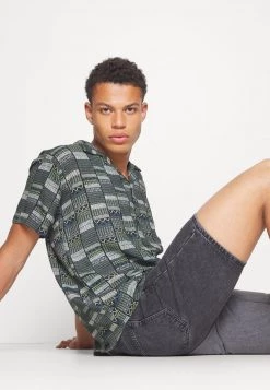 Kaotiko CAMISA ZANZIBAR UNISEX - Hemd - Green -Kaotiko || Fire And Glory Populaire Magasin ea1ac4fdc3784c2486da5ff4e0652352